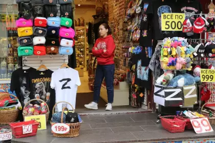 Tienda que vende camisetas con el smbolo pro-guerra 'Z' en Mosc.