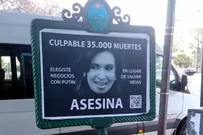 Uno de los tantos afiches contra CFK que aparecieron en la ciudad de Buenos Aires este lunes.