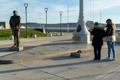 La estatua de la exmandataria Cristina Fernández de Kirchner fue arrancada de su sitial en el Paseo de los Presidentes.