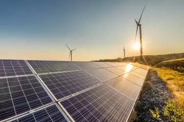 Las instalaciones eólicas y solares crecieron a buen ritmo en 2021.