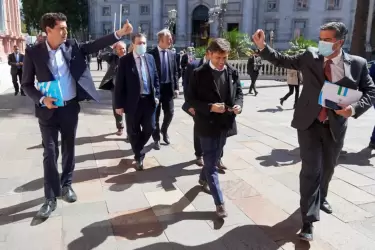 Algunos de los gobernadores que se reunieron con Alberto Fernández ayer, al dejar la Casa Rosada con el ministro del Interior, "Wado" De Pedro.
