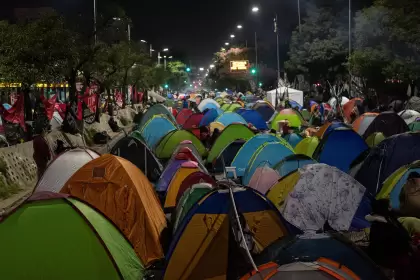 Agrupaciones piqueteras acamparon por tres días sobre la avenida 9 de julio en reclamo de mayor asistencia para los comedores y empleos.