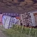 Rosario: colapsó un puente ferroviario y cayeron vagones de un tren