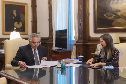 Reunión entre Alberto Fernández y Fernanda Raverta en Casa Rosada.