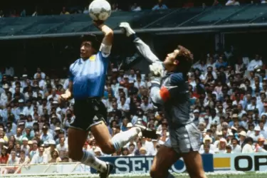 Maradona, de 25 años, anotó el gol de la "mano de Dios" y en un segundo esfuerzo en solitario más admirado, más tarde nombrado gol del siglo.