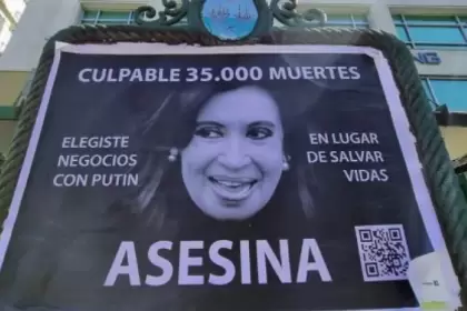 Fue identificada como la persona que pagó los afiches que aparecieron en la Ciudad tildando de “asesina” a la vicepresidenta.