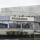 Cierra la fábrica belga de Ferrero tras retirar lotes de huevos Kinder