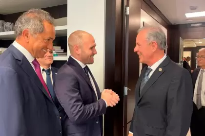 Martín Guzmán junto al ministro de Minas y Energía de Brasil, Bento Albuquerque, y el embajador argentino en Brasil, Daniel Scioli.