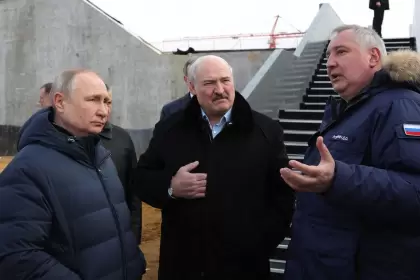 El jefe de Roscosmos, Dmitry Rogozin (derecha), habla con Vladimir Putin de Rusia (izquierda) y el presidente de Bielorrusia, Lukashenko (centro).