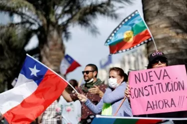 "Chile es un Estado social y democrático de derecho. Es plurinacional, intercultural y ecológico”, dice el texto aprobado.