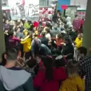 Video viral: suspenden las clases en Puan tras incidentes por bajar un cartel de uno de los detenidos por las pedradas al despacho de CFK