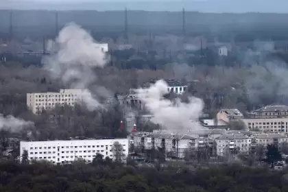 Una fotografía tomada desde la aldea de Novodruzhesk muestra el humo que se eleva en la ciudad de Rubizhne.