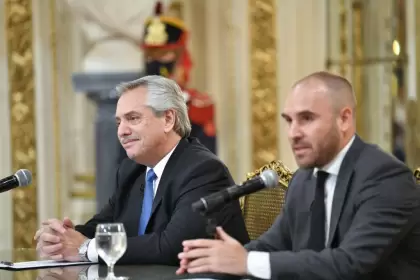 El presidente Alberto Fernández y el ministro de Economía, Martín Guzmán, anunciaron un refuerzo de ingresos para los trabajadores informales.