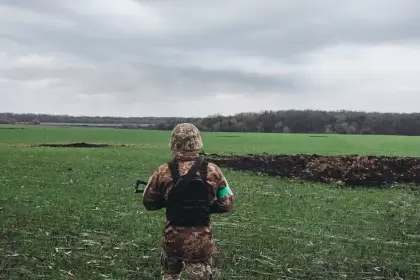 Un soldado ucraniano en un campo en el Donbas.