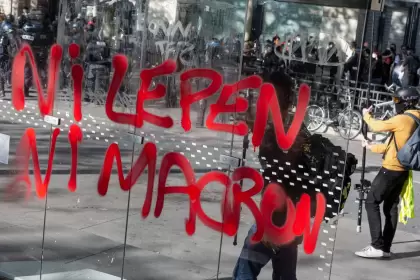 Grafitit dice "Ni Macron ni Le Pen" mientras los manifestantes se manifiestan el 16 de abril en París.