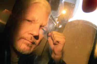 Julian Assange llegando a un tribunal de Londres en 2019.