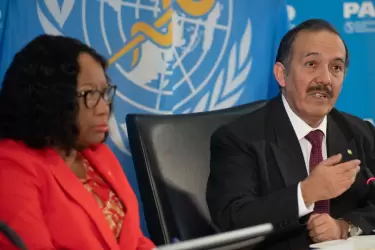 Funcionarios de la Organización Mundial de la Salud, Carissa Etienne (izquierda) y Ciro Ugarte en una rueda de prensa en Washington.
