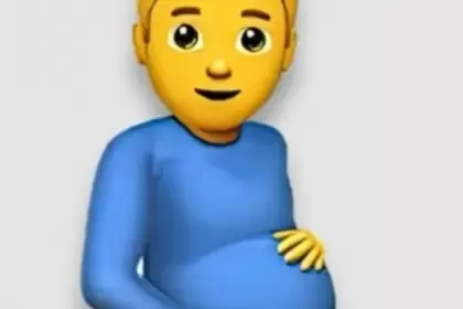 Musk comparó la panza del fundador de Microsoft con la del controvertido emoji de un hombre embarazado.