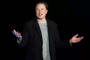 Elon Musk habla en una conferencia de prensa en las instalaciones de Starbase de SpaceX, en el sur de Texas.