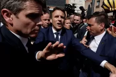 Macron saliendo del mercado de Cergy-Pontoise.