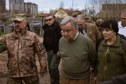 El secretario general de la ONU, António Guterres (centro), con funcionarios en la región de Borodyanka, Ucrania, el 28 de abril.