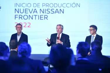 Alberto Fernández junto al titular de Nissan, Gonzalo Ibarzabal, y el gobernador de Córdoba, Juan Schiaretti.