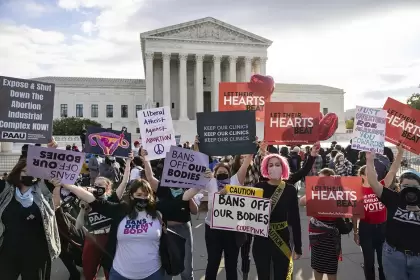 El aborto se volvería ilegal de inmediato en al menos 13 estados si la Corte Suprema anulara Roe v. Wade.