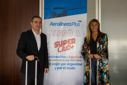 Silvia Tenazinha (Santander) junto a Fabián Lombardo (Aerolíneas Argentinas).