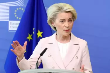 La presidenta de la Comisión Europea, Ursula von der Leyen, da una conferencia de prensa en Bruselas, Bélgica, el 27 de abril.