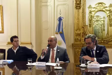 El jefe de Gabinete, Juan Manzur, acompañado por Eduardo "Wado" De Pedro y Santiago Cafiero.