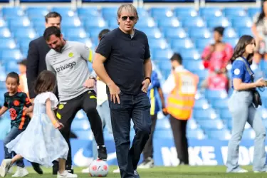 El nuevo propietario del Chelsea, Todd Boehly, en el campo de Stamford Bridge del equipo de fútbol en Londres, Inglaterra, el domingo.