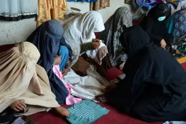 Las mujeres cosen prendas en el taller de una empresa dirigida por mujeres en Kandahar, Afganistán, el sábado pasado.