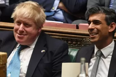 Boris Johnson junto a Rishi Sunak.