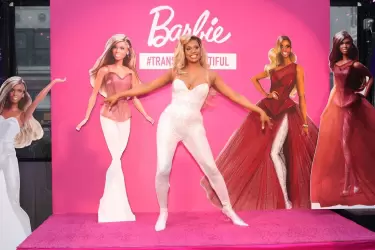Laverne Cox celebra A Very Barbie Birthday en Moxy Times Square el 26 de mayo en la ciudad de Nueva York.