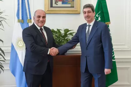 Juan Manzur junto a Hussein Mohammad Abdulfatah Alassiri, embajador de Arabia Saudita.