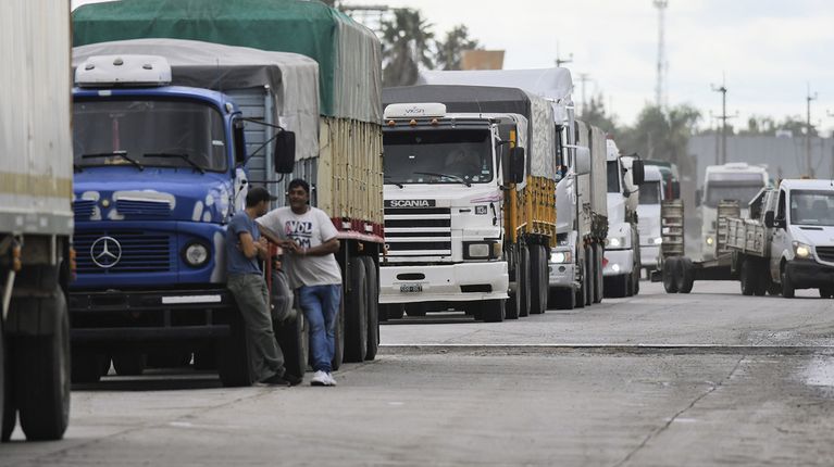 Transportistas de carga anunciaron que flexibilizarán el paro para reanudar la zafra en Tucumán
