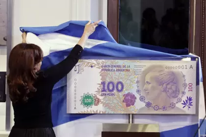 Cristina Fernández de Kirchner revelando el billete de $100 con la cara de Eva Perón.