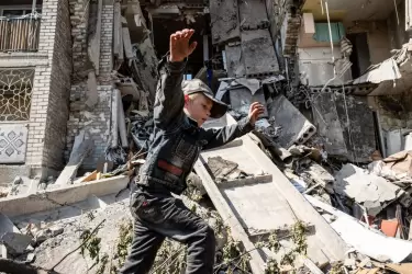 Un niño corre frente a un edificio residencial destruido por ataques de artillería rusa en Bakhmut, una ciudad en la región de Donetsk.