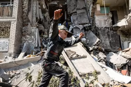 Un niño corre frente a un edificio residencial destruido por ataques de artillería rusa en Bakhmut, una ciudad en la región de Donetsk.