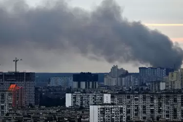 El humo se eleva después de varias explosiones en la capital ucraniana este domingo.