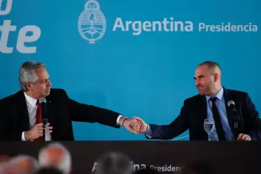 Alberto Fernández y Martín Guzmán durante el anuncio.