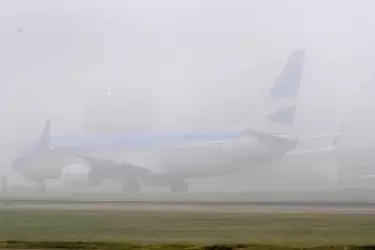 Demoras, desvíos y cancelaciones de vuelos en Ezeiza y Aeroparque por la densa niebla
