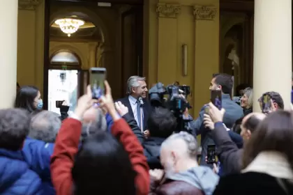 El presidente Alberto Fernndez salud a los periodistas acreditados en la Casa de Gobierno por el Da del Periodista