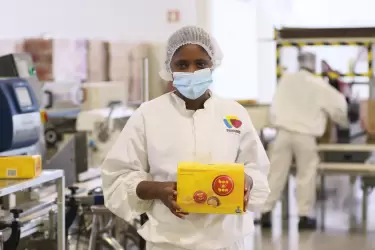 La planta industrial en Luanda, Angola, elaborará golosinas, chocolates y galletas.