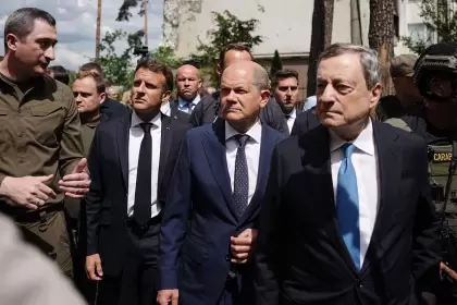 El presidente francés Emmanuel Macron, el canciller alemán Olaf Scholz y el primer ministro italiano Mario Draghi, en un suburbio devastado de Kiev.
