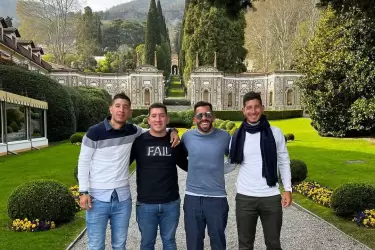 Tevez y sus hermanos, a comienzos de abril, en Milán