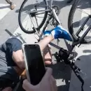Joe Biden se cayó mientras intentaba bajarse de su bicicleta