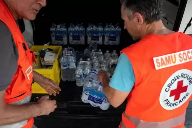 Personal de la Cruz Roja Francesa distribuye agua a personas sin hogar en Toulouse, en el suroeste de Francia, el 17 de junio.