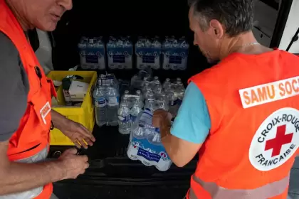 Personal de la Cruz Roja Francesa distribuye agua a personas sin hogar en Toulouse, en el suroeste de Francia, el 17 de junio.