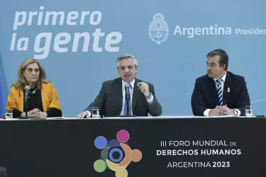 Alberto Fernández junto a la directora del CIPDH-Unesco, Fernanda Gil Lozano, y el ministro de Justicia, Martín Soria.